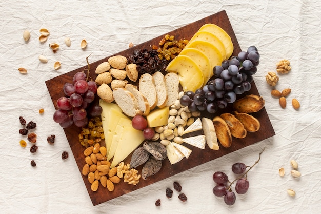 Vista dall'alto assortimento di snack gourmet su un tavolo