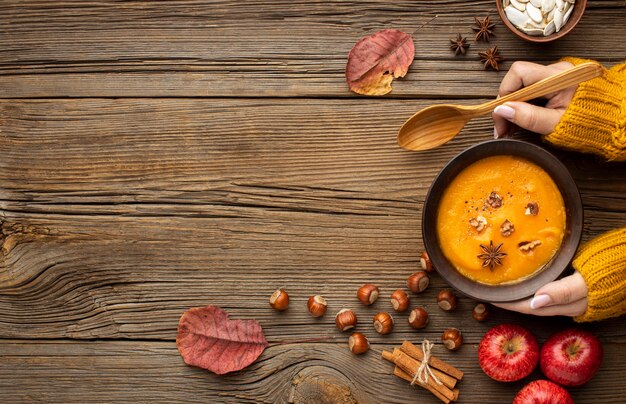 Vista dall'alto autunno cibo zuppa di zucca copia spazio