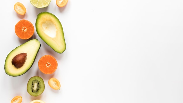 Vista dall'alto avocado organico con spazio di copia