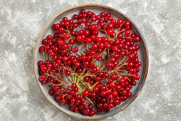 Vista dall'alto bacche rosse frutti mellow su sfondo bianco