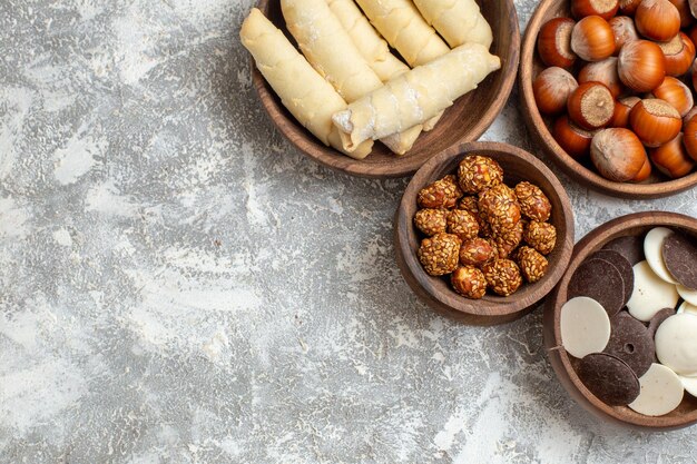 Vista dall'alto bagel dolci con biscotti e noci sulla superficie bianca