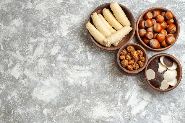 Vista dall'alto bagel dolci con biscotti e noci sulla superficie bianca