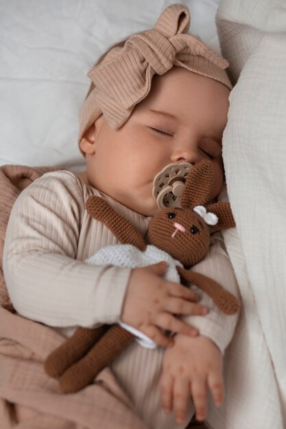 Vista dall'alto bambino carino con animale di peluche