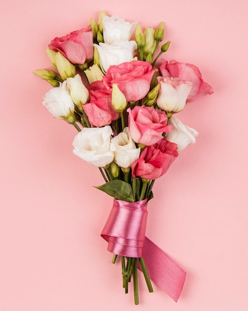 Vista dall'alto bellissime rose bouquet con nastro rosa