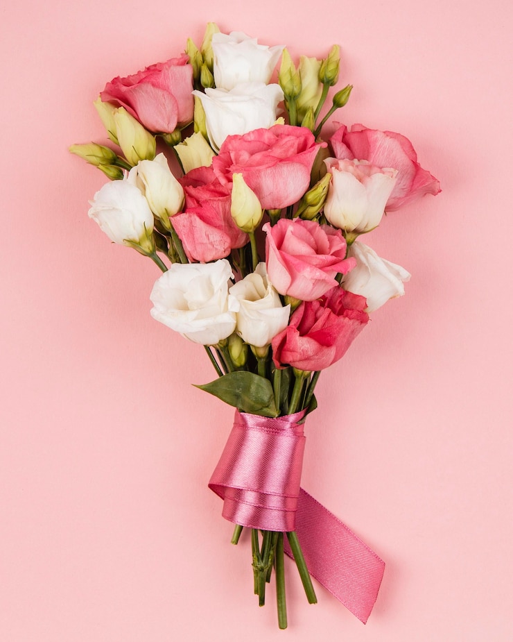 Foto gratuito vista dall'alto bellissimo bouquet di rose con nastro rosa