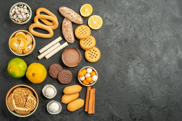 Vista dall'alto biscotti dolci con biscotti sulla scrivania grigia