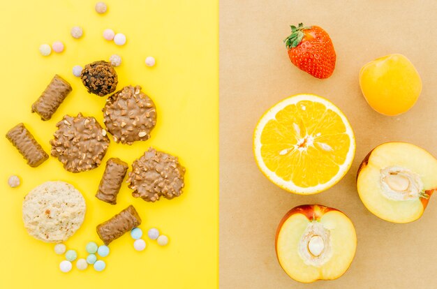 Vista dall&#39;alto biscotti vs frutta