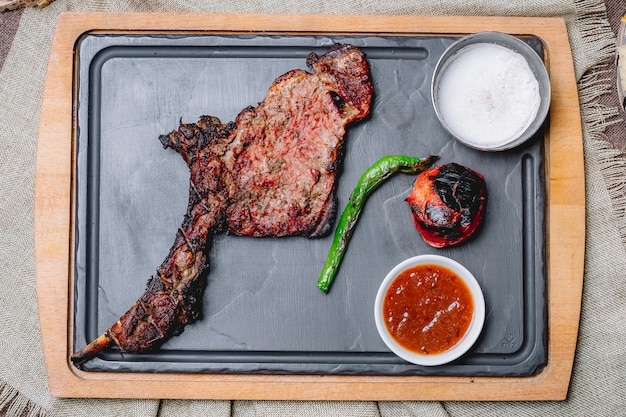 Vista dall'alto bistecca alla griglia con verdure grigliate con ketchup e maionese