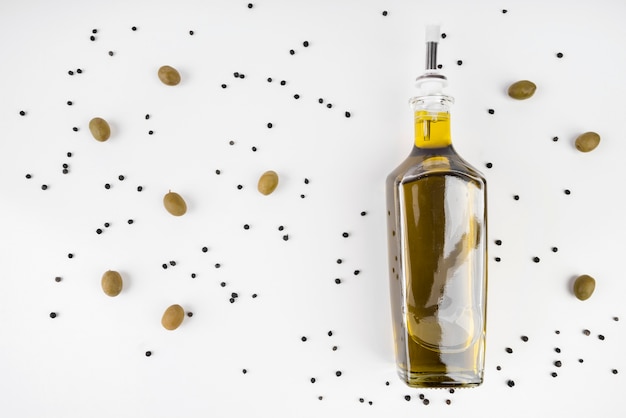 Vista dall'alto bottiglia di olio d'oliva biologico