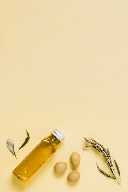 Vista dall'alto bottiglia di olio d'oliva con copia-spazio