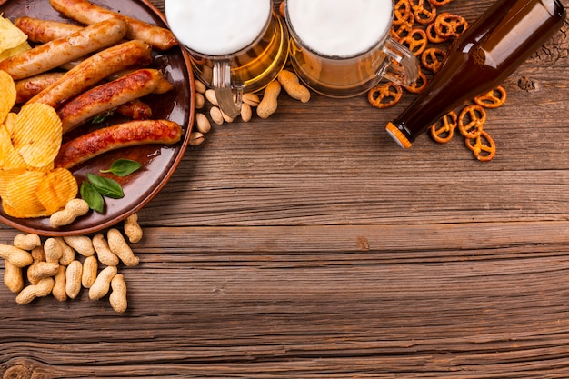 Vista dall'alto bottiglie di birra con il cibo