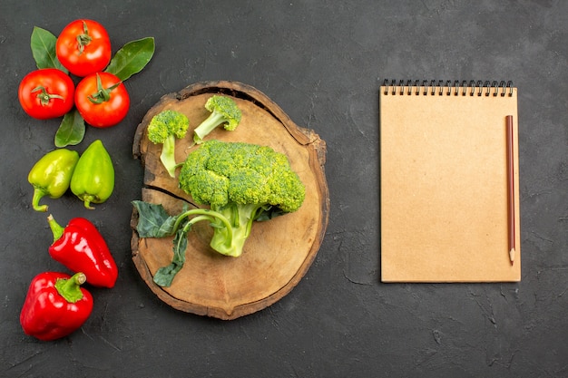 Vista dall'alto broccoli freschi con altre verdure sul colore insalata matura tavolo scuro