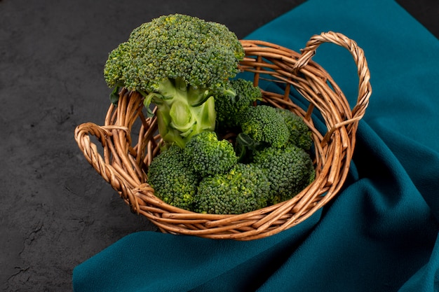 vista dall'alto broccoli verdi all'interno del cestino sul pavimento scuro