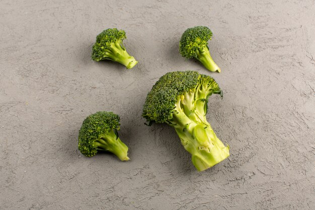 vista dall'alto broccoli verdi freschi maturi isolati sul grigio