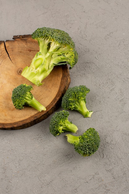 vista dall'alto broccoli verdi freschi maturi sulla scrivania grigia