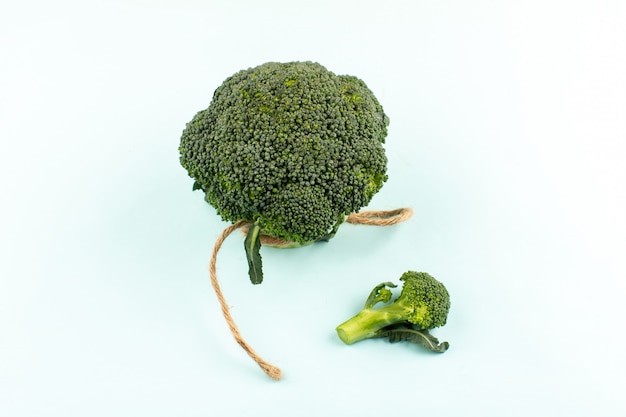 vista dall'alto broccoli verdi maturi freschi isolati su sfondo bianco