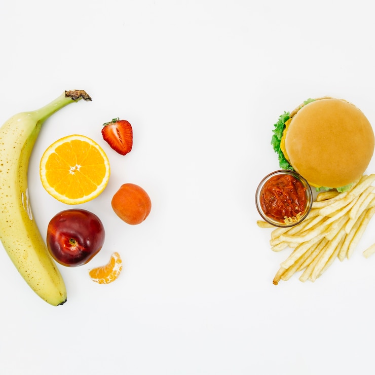 Foto gratuito vista dall'alto burguer vs frutta