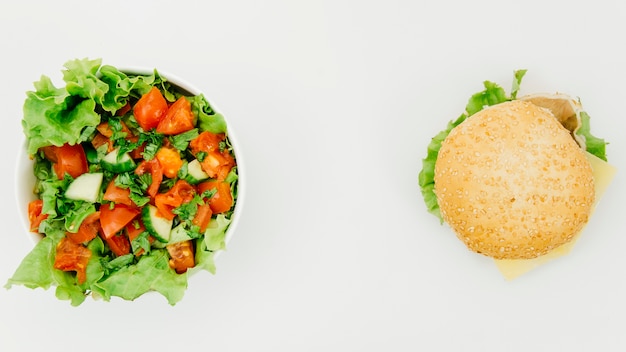 Vista dall&#39;alto burguer vs insalata