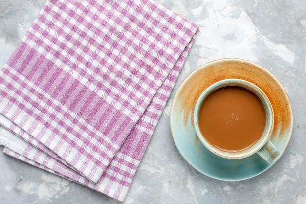 Vista dall'alto caffè al latte all'interno della tazza sul colore della foto della bevanda del cacao del caffè del latte del fondo chiaro