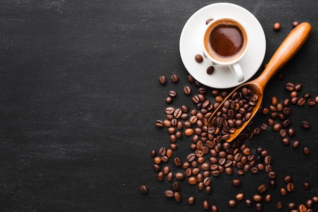 Vista dall'alto caffè con fagioli sul tavolo