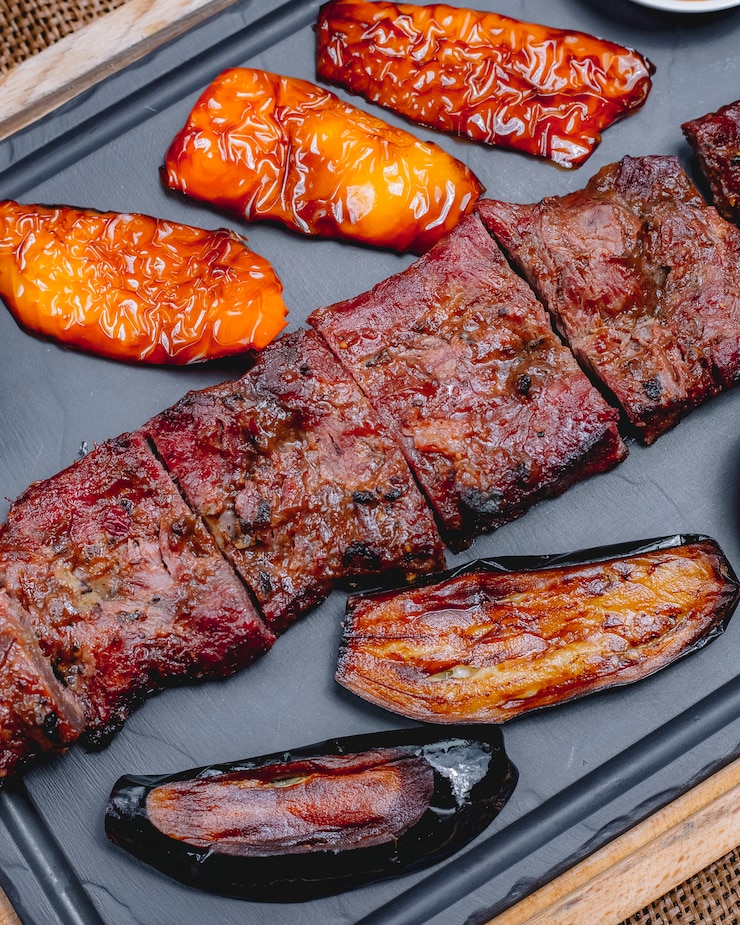 Foto gratuito vista dall'alto carne alla griglia con peperone e melanzane grigliate su un vassoio
