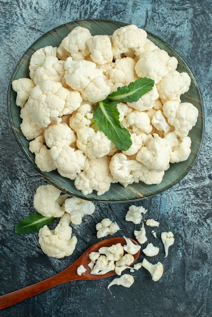 Vista dall'alto cavolfiore fresco all'interno del piatto sul tavolo grigio chiaro insalata di cavolo foto dieta alimentare