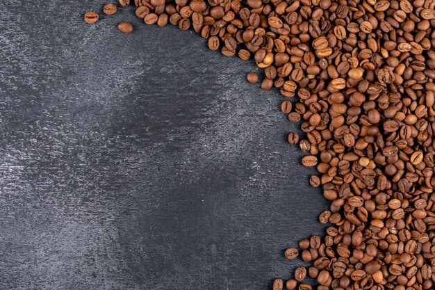 Vista dall'alto chicchi di caffè sulla superficie scura