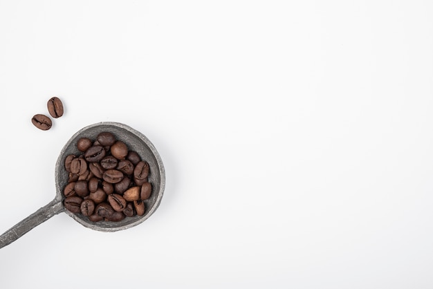 Vista dall'alto chicchi di caffè tostati con spazio di copia