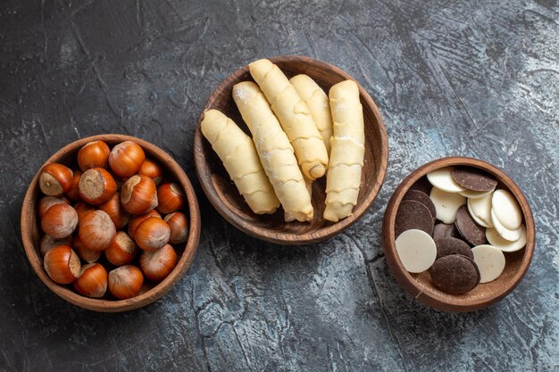 Vista dall'alto ciambelle dolci con biscotti e noci sulla superficie scura