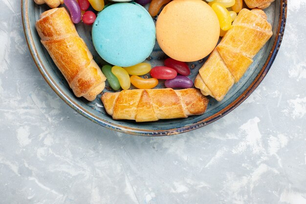 Vista dall'alto ciambelle dolci con macarons francesi su bianco