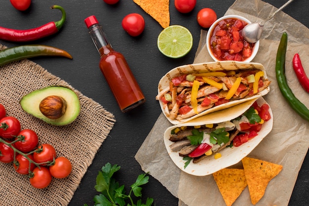 Vista dall'alto cibo messicano fresco con nachos
