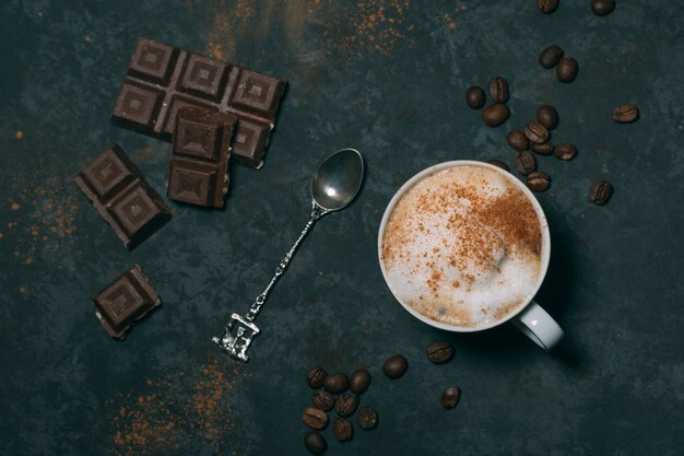 Vista dall'alto cioccolata calda con cucchiaio d'argento