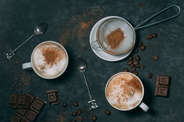 Vista dall'alto cioccolata calda con cucchiaio d'argento