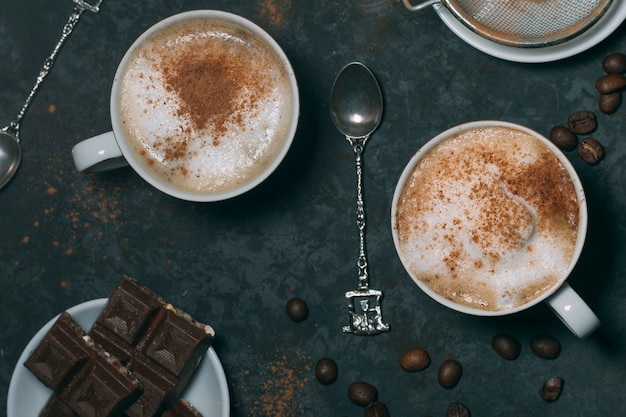 Vista dall'alto cioccolata calda con cucchiaio d'argento