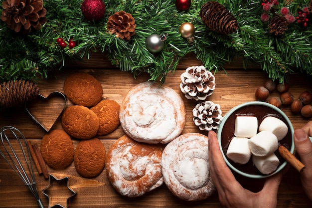 Vista dall'alto cioccolata calda con dolci