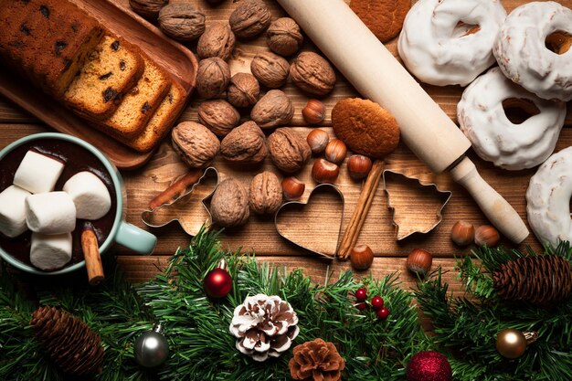 Vista dall'alto cioccolata calda con dolci