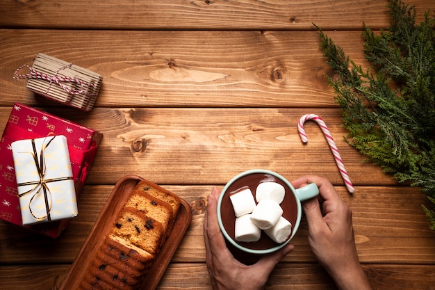 Vista dall'alto cioccolata calda con torta