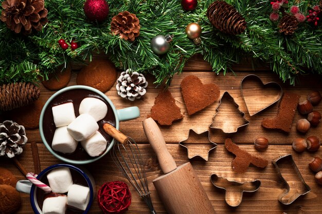 Vista dall'alto cioccolata calda con utensili