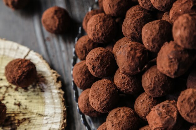 Vista dall'alto cioccolatini al cacao su un supporto