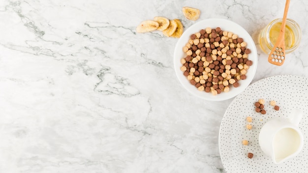 Vista dall'alto ciotola di cereali e yogurt con copia-spazio