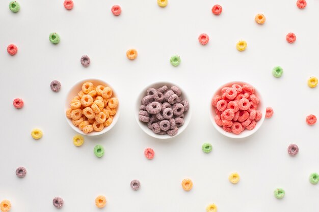 Vista dall'alto ciotole di cereali colorati su un tavolo