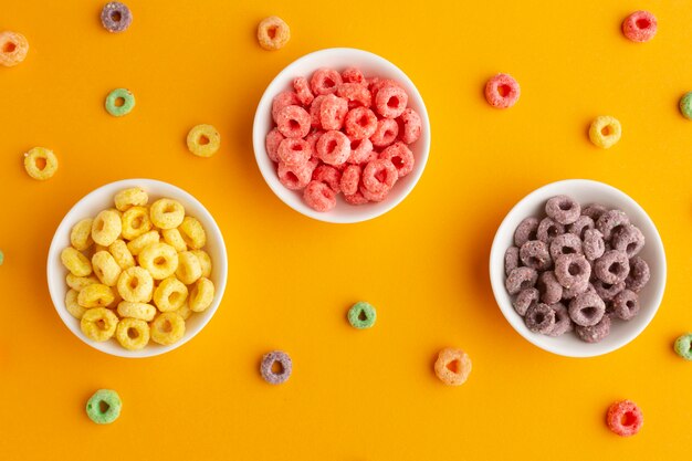 Vista dall'alto ciotole di cereali colorati