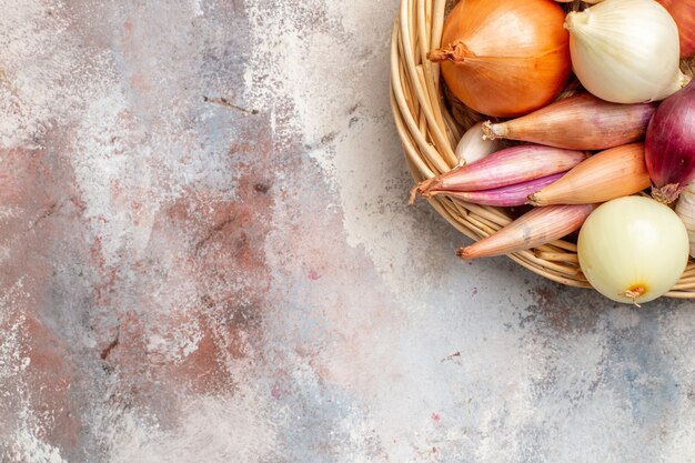 Vista dall'alto cipolle e aglio ingredienti freschi all'interno del cestello