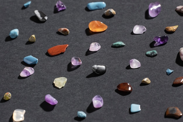 Vista dall'alto colorata piccola collezione di pietre