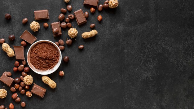 Vista dall'alto composizione di cioccolato dolce con spazio di copia