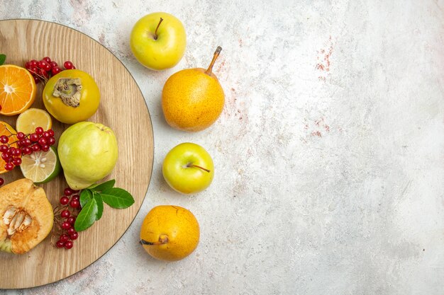 Vista dall'alto composizione di frutta diversi frutti sulla tavola bianca