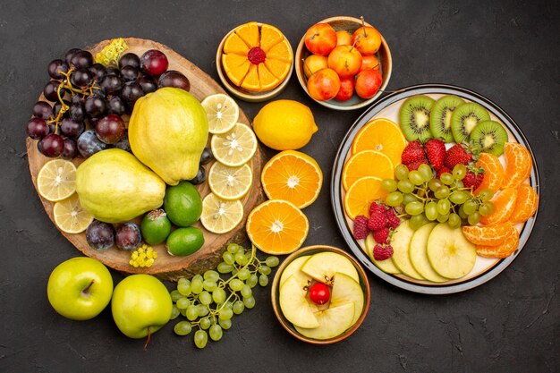 Vista dall'alto composizione di frutta fresca affettata e matura su superficie scura frutta matura fresca e dolce salute