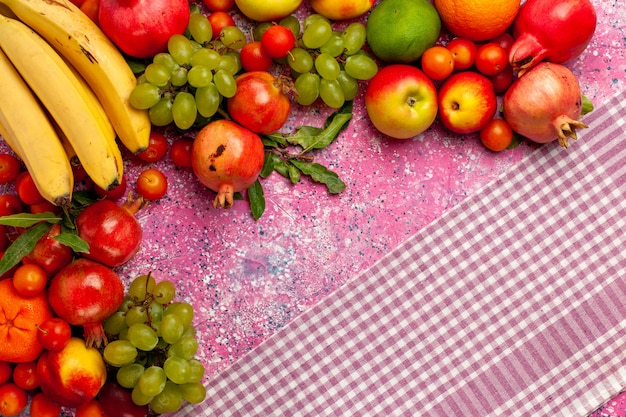 Vista dall'alto composizione di frutta fresca frutti colorati sulla superficie rosa