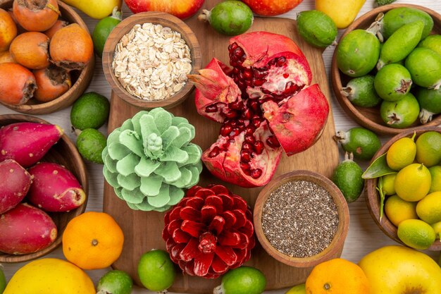 Vista dall'alto composizione di frutta fresca frutti diversi su sfondo bianco