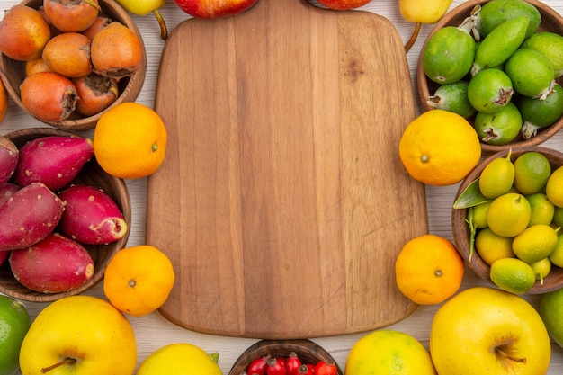 Vista dall'alto composizione di frutta fresca frutti diversi su sfondo bianco